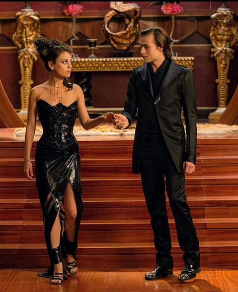 Mila Kunis ( in character ) Jupiter Jones / Jupiter Ascending with Douglas Booth as Titus Abrasax 2015 sci-fi thriller shared to groups 9/1/21 Mila Kunis Movies, Jupiter Ascending, Gugu Mbatha Raw, Movies Outfit, Mila Kunis, Beautiful Costumes, Fashionable Outfits, Movie Fashion, Channing Tatum