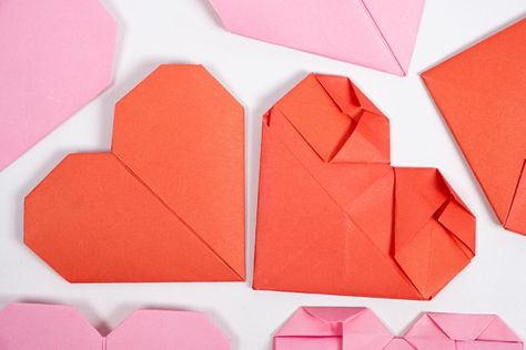 be dich, ik hou van jou. Oftewel: LOVE IS IN THE AIR! Of het nu Valentijnsdag is, Moederdag, een verjaardag of een reguliere dag: dit DIY hartje is hartstikke leuk om te maken en nóg leuker om te geven. En het enige wat je ervoor nodig hebt is een vouwblaadje: makkie toch? Hart vouwen Hieronder [Lees meer...] Love Is, Love Is In The Air, Workout Videos, Origami, Arts And Crafts