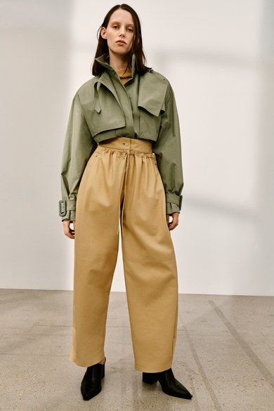 Joseph Spring 2019 Ready-to-Wear collection, runway looks, beauty, models, and reviews. Pants Trend, Joseph Fashion, Paris Mode, Dress For Summer, Fashion Weeks, Mode Inspo, Fashion Tips For Women, 가을 패션, Fashion Show Collection