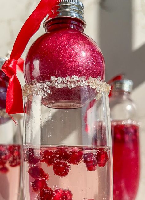 Ornament Christmas Drink, Christmas Ornament Drink Ideas, Christmas Ornament Cocktails, Christmas Ornament Drinks, Christmas Bulb Drink, Ornament Drinks, Christmas Party Themes For Adults, Appetizer Thanksgiving, Classic Mimosa