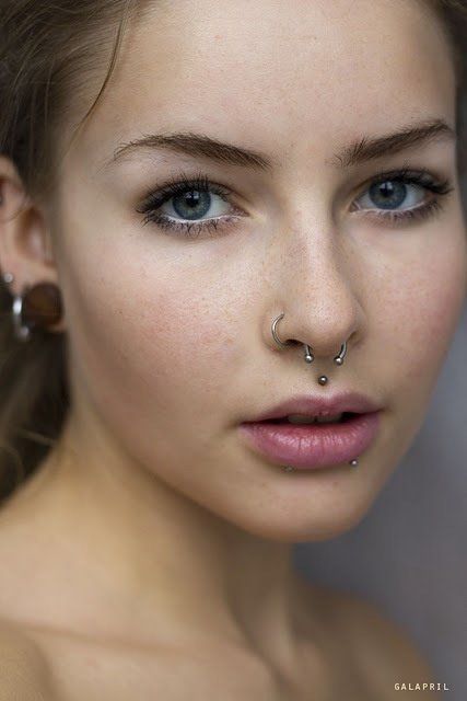 Piercings Eyebrow Girl, Piercing No Rosto, Piercing Face, Piercing Labret, Snakebites, Septum Piercings, Medusa Piercing, Piercing Septum, Face Piercings