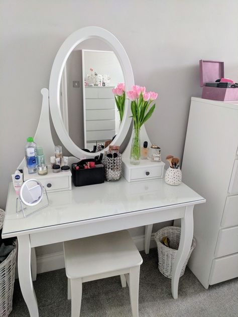 Ikea Vanity Organization, Make Up Table Aesthetic, Ikea Makeup Vanity, Glam Bedroom Decor, White Room Decor, Pastel Room, Dekorasi Kamar Tidur, Small Room Design, Teen Room Decor