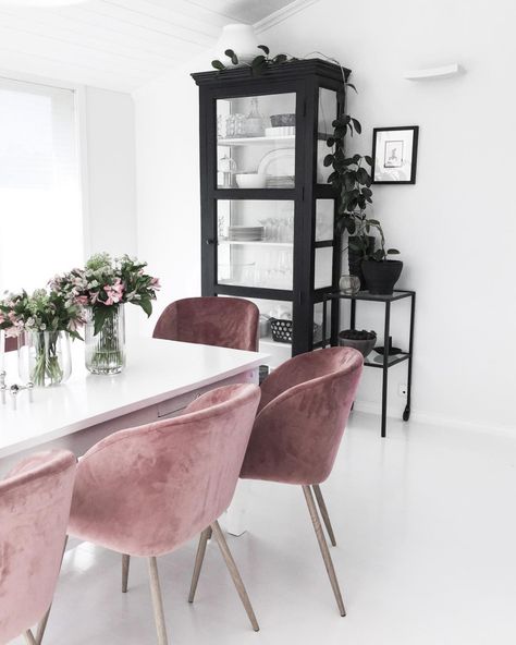 Pink Chairs, Pink Velvet Chair, White Rooms, White Room, Velvet Dining Chairs, Dining Room Design, Room Table, Home Fashion, 인테리어 디자인