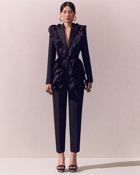 Alexander McQueen (@alexandermcqueen) • Instagram photos and videos Alexander Mcqueen Resort, Mcqueen Fashion, Silk Paper, Resort 2020, Luxury Wear, Woman Suit Fashion, Looks Black, Fashion Show Collection, Tailored Jacket