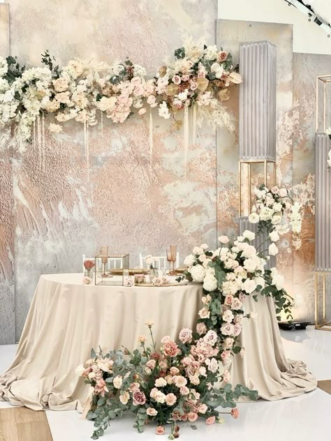 Bride Groom Table Elegant, Head Table Wedding Floral, Sweetheart Wedding Table Decor, How To Decorate Columns For Wedding, White And Cream Wedding Decor, Elegant Head Table Wedding, Gurdwara Wedding Decoration, Wedding Decorations Main Table, Bride And Groom Table Ideas Elegant