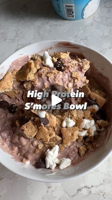 Danielle Lima - Macro Friendly Recipes on Instagram: "High Protein S’mores Bowl 🍫 

• 1/2 cup low fat cottage cheese, 110g
• 1 @oikos triple zero vanilla yogurt (single cup) 
• 1 sugar free chocolate pudding snack pack 

Combine and top with graham crackers (I use one sheet), mini marshmallows (I chop mine up) and some chocolate chips. 

30g of protein but you can definitely add s’more with protein powder if you really want too. 😉 

🔗 Comment “RECIPE” and I’ll send you 4 more flavor ideas. 

#smores #cottagecheese #cottagecheeserecipes #highprotein" Sugar Free Chocolate Pudding, Macro Snacks, Oikos Triple Zero, Snack Pack Pudding, 30g Of Protein, Macro Friendly Recipes, Snack Pack, Cottage Cheese Recipes, Yogurt Bowl