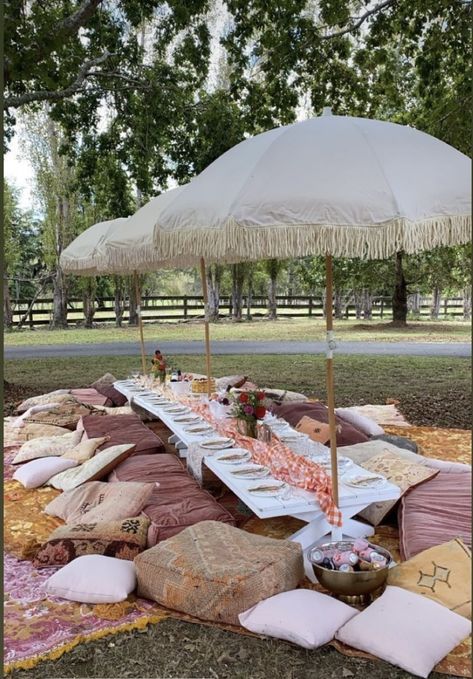 Picnic With Umbrella, Pallet Picnic Setup Ideas, Picnic Canopy, Picnic Umbrella, Diy Party Tent, Picnic Business, Diy Tent, Outdoor Music, Pool Birthday