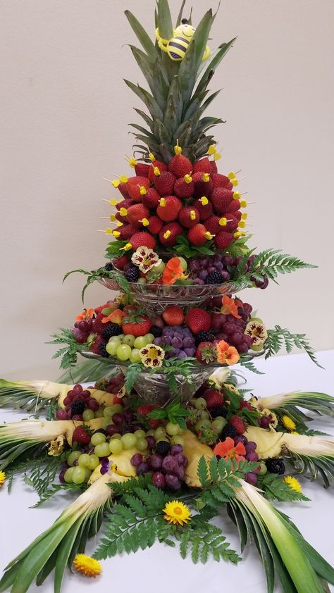 How to create a fruit tower centerpiece. Ice Sculpture Fruit Display, Fruit Tower Display, Watermelon Cakes, Fruit Tower, Cake Alternatives, Veggie Cups, 23 Birthday, Food Spread, Entertaining Food