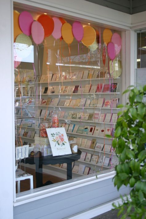 Easy Window Display Ideas, Birthday Window Display, Paper Balloons, Spring Window Display, Window Display Ideas, Decoration Vitrine, Summer Window, Store Window Displays, Sweet Paper