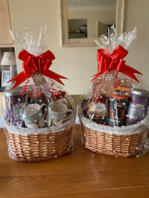 Christmas Hamper Ideas Diy, Christmas Hamper Ideas Homemade, Wooden Basket Ideas, Hampers Natal Idea, Christmas Hamper Ideas, Diy Christmas Hampers, Ide Hampers, Christmas Parcel, Diy Christmas Baskets