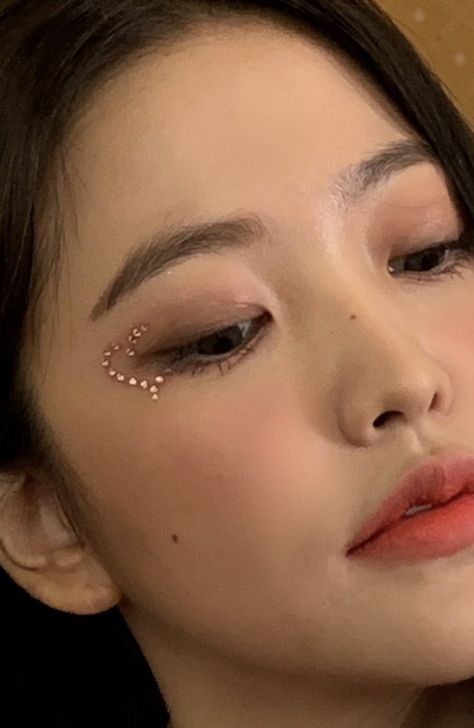 Yeri Instagram, Gem Makeup, Concert Makeup, Rhinestone Makeup, Eye Makeup Looks, Fotografi Vintage, Ethereal Makeup, Red Makeup, Edgy Makeup