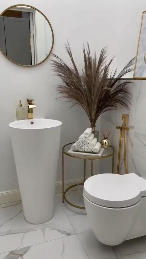 Small Powder Room Ideas Narrow, Cream And White Bedroom, Fall Bathroom Decor Ideas, Beautiful Bathroom Decor, Gold Bathroom Decor, White Bathroom Decor, Powder Room Decor, Diy Home Cleaning, Small Bathroom Makeover