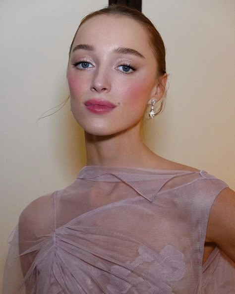 Red Carpet Makeup, Wedding Hairstyles And Makeup, Hollywood Beauty, Phoebe Dynevor, Classic Makeup, Ethereal Makeup, Natural Wedding Makeup, The Met Gala, Bridal Makeup Looks