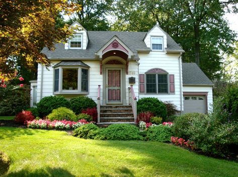 Landscaping Cape Cod House, Cape Cod Landscaping Front Yards, Cottage House Aesthetic, Cottage House Decor, Cape Cod Landscaping, Sims Design, Exterior Landscaping, Cottage House Exterior, Cottage House Interior