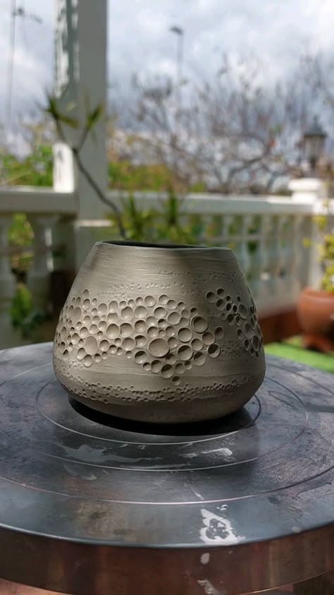 Pottery Flower Pots Ideas, Planter Ceramic Ideas, Carved Pottery Vase, Carved Ceramic Vase, Pinch Pot Planter, Pottery Planters Handmade, Hand Thrown Pottery Ideas, Clay Texture Ideas, Textured Ceramics