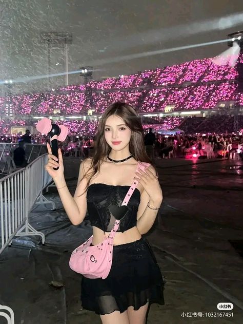 Concert Ootd, Grammy Awards Red Carpet, Coldplay Concert, Grammys Red Carpet, Blackpink Concert, Kpop Concert Outfit, Concert Fashion, Concert Aesthetic, Army Fashion