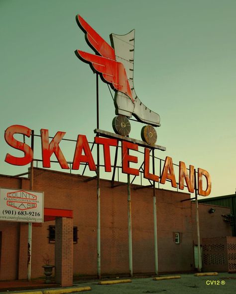 This is definitely one of my favorites signs ever. The iconic sign for Skateland is located in Memphis, Tennessee. The roller skate rink opened in 1955 but it’s been closed for years due to a fire. The sign remains in the building. #cv12roadtrip2018 #signgeeks #signfixation #memphisneon #pixsoulmag #signjunkies #timelessamericana #motelregister #myfeatureshoot #roadsideamerica #ourmag #yetmagazine #anotherplace #subjectivelyobjective Roller Skate Rink, Skate Rink, Retro Roller Skates, Roller Rink, Roller Disco, Vintage Neon Signs, Vintage Neon, Skating Rink, Retro Sign