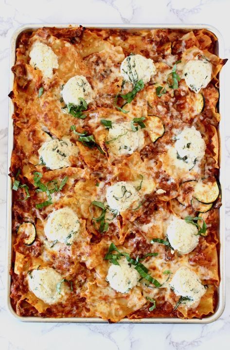 Deconstructed (Sheet Pan) Lasagna - Table Nutrition Deconstructed Lasagna Recipes, Deconstructed Lasagna, Sheet Pan Lasagna, Pan Lasagna, Beef Lasagna Recipe, Pasta Casseroles, Lasagna Recipe With Ricotta, Lasagna Casserole, Beef Lasagna