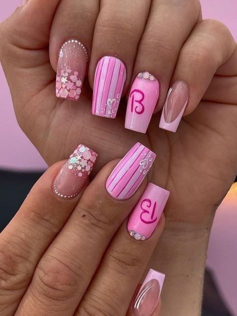 gold nails design 2023 Classy Barbie Nails, Easy Barbie Nails, Cute Barbie Nails, Barbie Halloween Nails, Barbie Nails Ideas, Maddies Nails, Barbie Themed Nails, Barbie Nails Design Ideas, Gold Nails Ideas