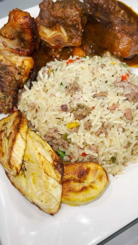 thechefchi on Instagram: Lunch o’clock 😍 Dirty rice! (minced meat rice) 😋 I used; Green, red, yellow bell peppers 2 cloves of garlic Half bulb of onion 1kg… Burnt Garlic Rice, Chilli Garlic Rice, Yellow Rice With Peppers And Onions, Ketchup Rice Japanese, Garlic Turmeric Rice, African Recipes Nigerian Food, Garlic Rice, Dirty Rice, Habanero Peppers