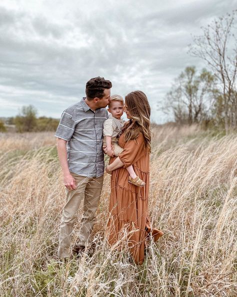 Corn Field Family Pictures, Wheat Field Family Photos, Wheat Grass Photoshoot, Family Wheat Field Pictures, Field Maternity Pictures Family, Cotton Field Photoshoot, Family Pics In Wheat Field, Photoshoot In Wheat Field, Wheat Field Photos