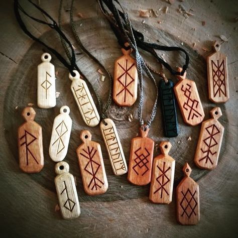 Wood Carving Pendant, Viking Crafts, Wood Carving Art Sculpture, Wood Jewelry Diy, Wood Jewelery, Bone Crafts, Stick Art, Witchy Crafts, Wood Burning Crafts