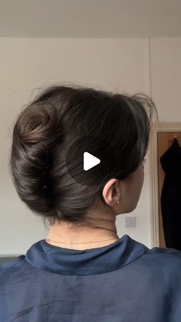 French Twist Pin Tutorial, French Twist Fine Hair, French Twist Updo Tutorial Long Hair, French Twist For Short Hair, French Twist Updo Tutorial Short Hair, How To Do A French Twist On Yourself, How To Do French Twist, French Clip Hairstyles, How To French Twist Hair