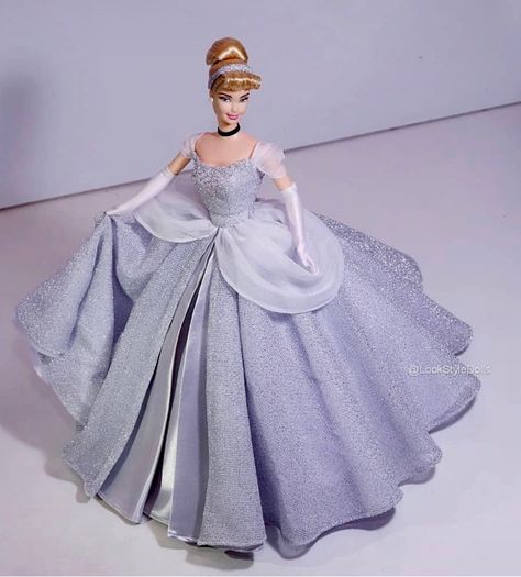 Barbie Doll Gowns Dress Fashion, Disney Dolls Princess, Cinderella Dress Diy, Barbie Gowns Princesses, Barbie Princess Dress, Barbie Doll Outfits, Disney Princess Barbies, Barbie Gown, Disney Barbie Dolls