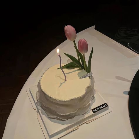 Elegant Cake Aesthetic, Pink Tulip Aesthetic, Tulip Aesthetic, Tulip Cake, Birthday Cake Roses, Pasta Cake, Vintage Birthday Cakes, Cake Cafe, Aesthetic Birthday