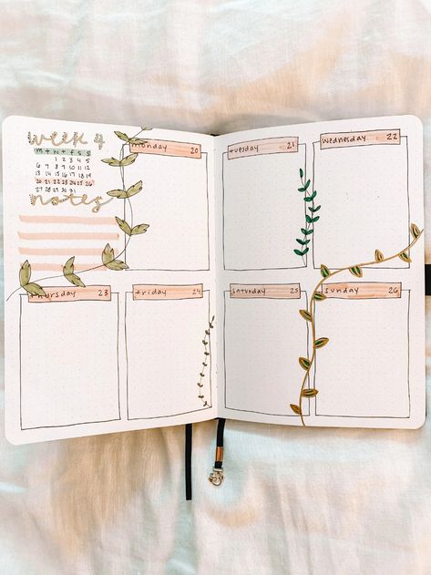 Grid Journal Ideas, Dot Grid Journal Ideas, Bullet Journal Daily Layout, Yearly Spread Bullet Journal, Bullet Journal Leaves, May Weekly Spread Bullet Journal, August Bullet Journal Weekly Spread, Bullet Journal Daily Spread, Bullet Journal Kalender