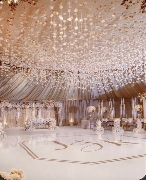 Rose Gold And Gold Wedding Decorations, Reception Venues Indoor, Neutral Theme Wedding, Weeding Decoration Inside, Wedding Venue Decorations Indoor, Luxury Wedding Venues Indoor, Huge Wedding Dresses, Minimalist Wedding Decorations, Dreamy Wedding Decor