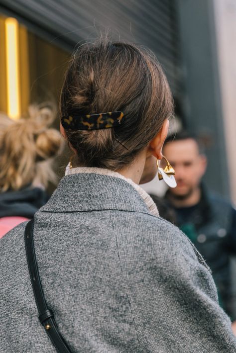 Tortoise Hair, Gray Coat, French Hair, French Twist, Trending Hairstyles, Mode Inspo, Grunge Hair, Mode Vintage, Messy Hairstyles