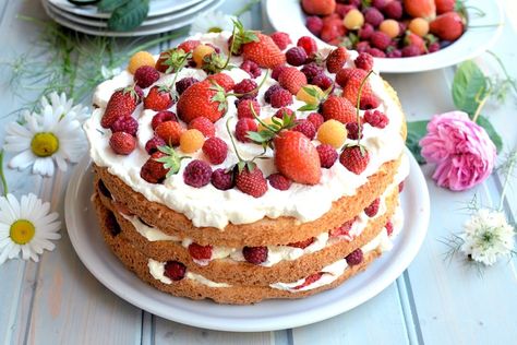 Swedish midsummer cake Midsommar Cake, Midsummer Cake, Berries And Cream Recipe, Fat Free Cake, Paleo Cakes, Midsummer Party, Swedish Midsummer, Cake With Berries, Berries And Cream