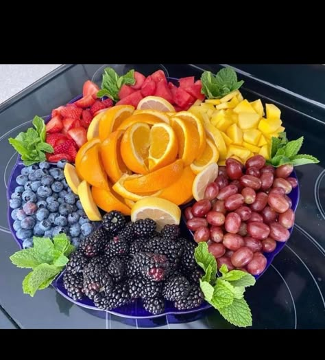 Vegetable Trays, Fruit Charcuterie, Picnic Brunch, Fruit Buffet, Easy Fruit Salad Recipes, Deco Fruit, Amazing Food Platters, Fruit Platters, Fruit Platter Designs