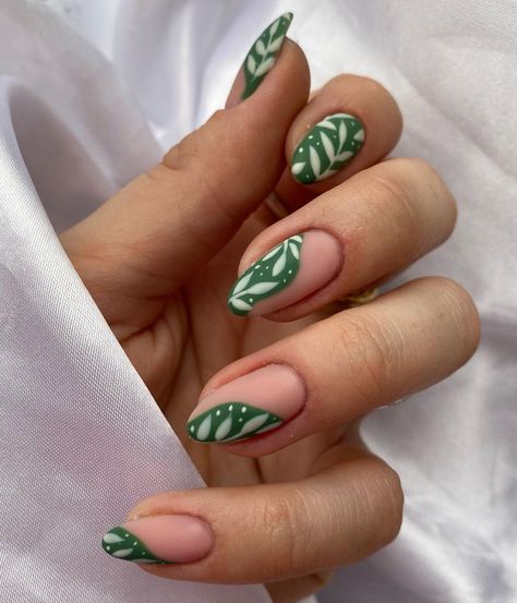 Cool Nail Color Combinations, Nail Designs Oval Almond, Fun Oval Nail Designs, Trending 2023 Nails, Green Art Nails, Half Chrome Nails, Plant Acrylic Nails, Nail Art On Green Nails, Birds Of Paradise Nails