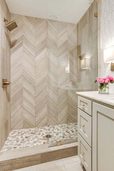 www.cozycoutureinteriors.com Shower Backsplash Ideas, Incredible Bathrooms, Master Shower Tile, Train House, Cheap Bathroom Remodel, Traditional Bathrooms, Primary Bathroom, Colors Schemes, Bathroom Redesign