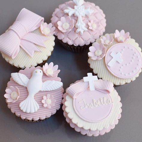 Christening Cupcakes Girl, Baptism Cupcakes Girl, Baptism Decorations Girl, Baptism Cupcakes, Christening Cupcakes, Flamingo Party Decor, Holy Communion Party, First Communion Decorations, Idee Babyshower