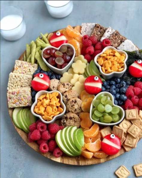 How to Host a Kids Birthday Party Without the Stress - Lady Celebrations Charcuterie Board For Kids, Sommer Mad, Snack Boards, Party Essen, Birthday Snacks, Kids Food Ideas, Charcuterie Ideas, Kid Snacks, Charcuterie Inspiration