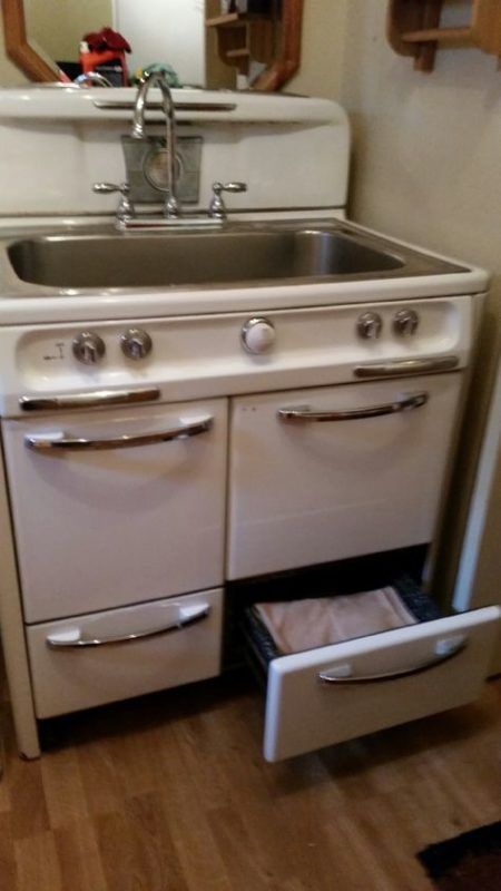 Mudroom Sink, Alter Herd, Farmhouse Mudroom, Vintage Kitchen Appliances, Vintage Laundry Room, Old Stove, Laundry Room Sink, Rustic Kitchen Island, Vintage Stoves