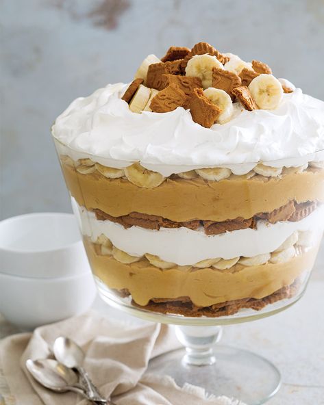 Biscoff Banana Pudding Banana Trifle Recipes, Butter Butter Banana Pudding, Biscoff Pudding Recipes, Thanksgiving Banana Pudding, Dessert With Pudding, Biscoff Trifle Recipe, Banana Pudding Biscoff, Banana Biscoff Pudding, Banana Trifle Desserts