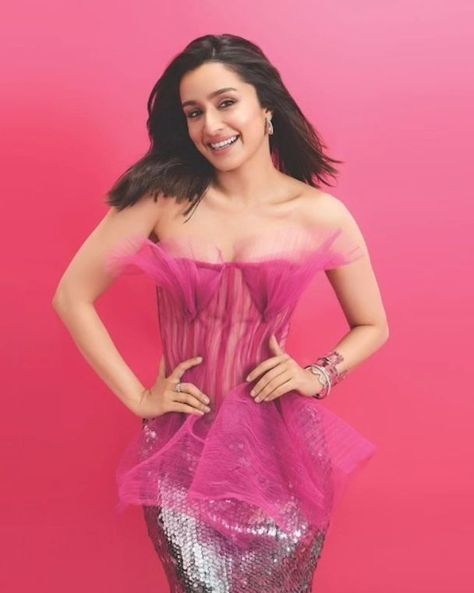 Shraddha Kapoor for Cosmopolitan India Magzine. #ShraddhaKapoor Trendy Date Night Outfit, Shraddha Kapoor Cute, Bollywood Wedding, Saree Trends, Marvel Girls, Shraddha Kapoor, Indian Actress Hot Pics, Bollywood Saree, Bollywood Stars