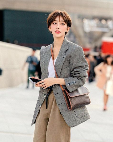 Short Hair Fashion Outfits, Short Hair Outfits, Vogue Taiwan, Short Hair Tomboy, Asian Short Hair, Hair Inspiration Short, Shot Hair Styles, Girl Short Hair, Short Hair Styles Pixie