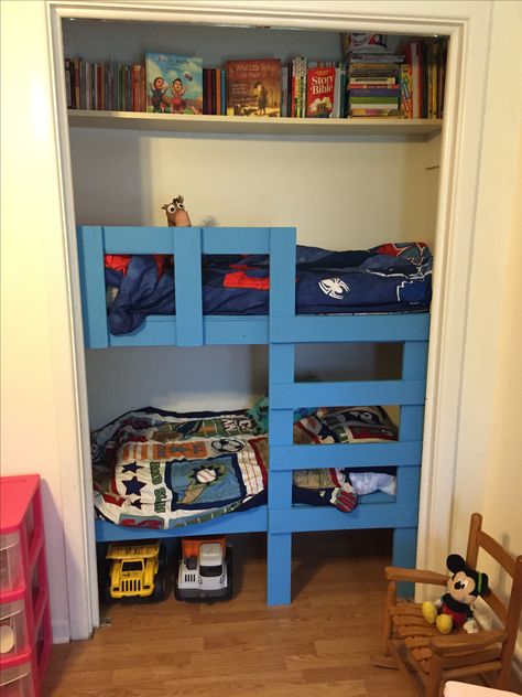 Toddler Bunk Beds in a closet. This leaves so much space in the boys room!!! Bunk Bed In Closet, Toddler Bed In Closet, Closet Hideout, Bunk Bed Ideas Diy, Bunk Bed Crib, Bunk Beds For Boys Room, Cabin Beds, Bunk Beds Boys, Toddler Bunk Beds