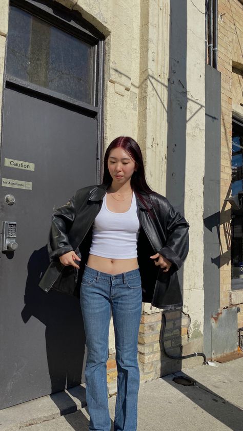 White Tank Top Low Rise Jeans, Tank Top With Jacket Outfit, Jeans And Bodysuit, Method Acting, Low Waisted Jeans, Classy Outfit Ideas, Leather Jacket Girl, Leather Jacket Outfit, Mood Inspiration