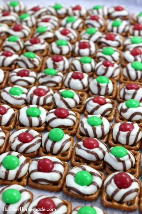 Pretzel Hugs, Christmas Pretzels, Diy Easy Recipes, Best New Recipes, Xmas Treats, Easy Christmas Treats, Christmas Candy Recipes, Decorating Crafts, Christmas Foods