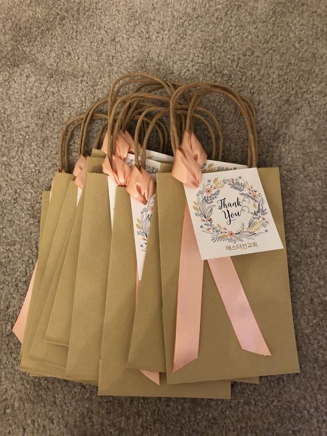 Doorgift Bag Ideas, Simple Gift Bag Ideas, Business Gift Bag Ideas, Gift Bag Presentation, Giveaway Bags Ideas, Gift Bag With Ribbon, Pretty Gift Bags Packaging Ideas, Diy Candy Bags Ideas, Thank You Gift Bags Ideas