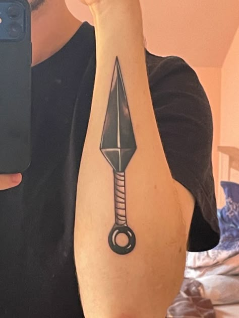 Kunai Tattoo Design, Naruto Kunai Tattoo, Minato Kunai Tattoo, Shuriken Tattoo, Kunai Tattoo, Naruto Kunai, Ninja Tattoo, Side Arm Tattoos, Rick And Morty Tattoo