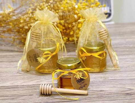 DnayDkiy 40-Count Mini Hexagonal Honey Jars with Dippers - Gold Lids, Bee Charms, Thank You Cards, Gift Bags, and Ribbon - Perfect Honey Jars for Baby Showers and Party Favors Honey Pot Favors, Honey Favors Baby, Honey Bonbonniere, Mini Honey Jar Favors, Mini Honey Jar Baby Shower Favors, Baby Shower Favours, Honey Bee Baby Shower, Baby Shower Yellow, Bumble Bee Baby Shower