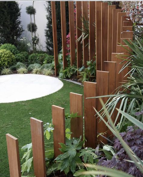 Landscape Screening, Garden Screening Ideas, Garden Dividers, Landscaping Projects, Courtyard Gardens Design, Back Garden Design, Modern Garden Design, Garden Design Plans, Contemporary Garden