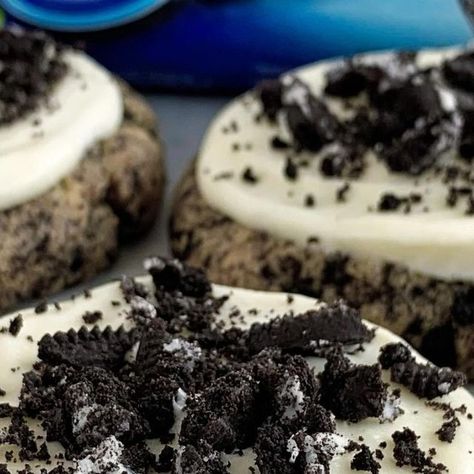 Fitwaffle Kitchen | Eloise on Instagram: "SOFT OREO CHEESECAKE COOKIES 😍 These cookies are so quick and easy to make they’re absolutely delicious! The cookie is soft, doughy, and packed with Oreos! The icing is creamy and sweet, just like a cheesecake 🤤 Sound on for full instructions 🔉 All you need is: For the cookie: 110g unsalted butter, melted and cooled 140g granulated sugar 1 large egg 1 tsp vanilla extract 215g plain flour 15g cornflour 1/2 tsp bicarbonate of soda 1/2 tsp baking powder 1/2 tsp salt 6 Oreos, broken into small chunks For the cream cheese frosting: 90g unsalted butter, softened 90g cream cheese, room temperature 250g icing sugar 1 tsp vanilla extract 3 Oreos, broken into small chunks Makes 8 cookies Store in the fridge and bring to room temperature before eating Fitwaffle Kitchen, Cookies Store, Oreo Cheesecake Cookies, Super Easy Desserts, Cinnamon Cake, Oreo Recipes, Cheesecake Cookies, Cream Cheese Icing, Yummy Comfort Food